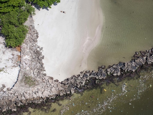 Trash at Rio’s Niteroi beach. Picture: Eliseu Cavalcante for Rio Gringa