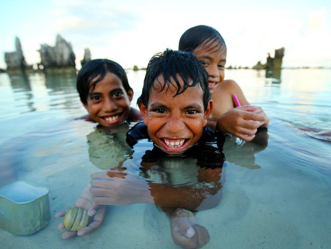 Nauru: Life for locals tough despite money for asylum seekers | The ...