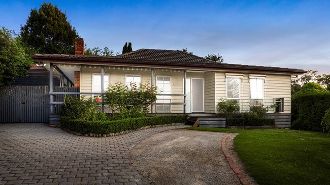 This three-bedroom house at 4 Morris Court, Wandin North, is for sale with a $700,000-$770,000 asking range. The suburb has a median 15 days on the market and a median house price of $796,062.