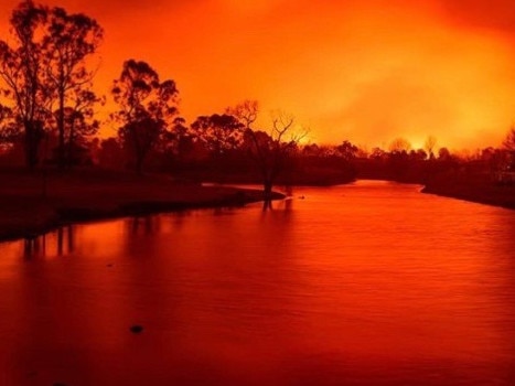 Photograph taken by Stanthorpe resident Keith Barnett on the afternoon of the September bushfires.