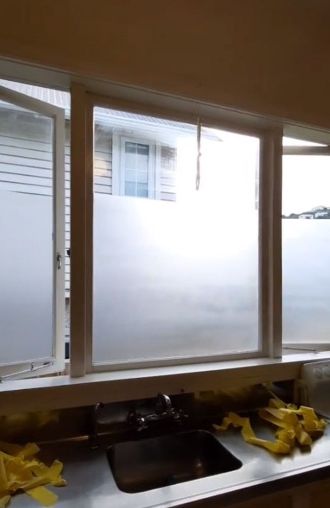 How to tint windows with Bunnings frosting spray, Video