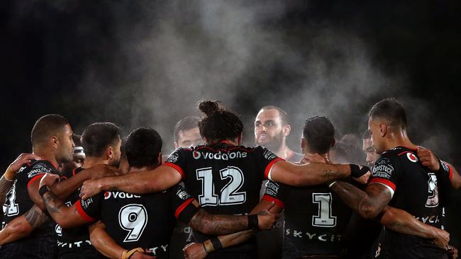 AUCKLAND, NEW ZEALAND — AUGUST 31: The Warriors gather around for a huddle during the round 25 NRL match between the New Zealand Warriors and the Canberra Raiders at Mt Smart Stadium on August 31, 2018 in Auckland, New Zealand. (Photo by Anthony Au-Yeung/Getty Images)