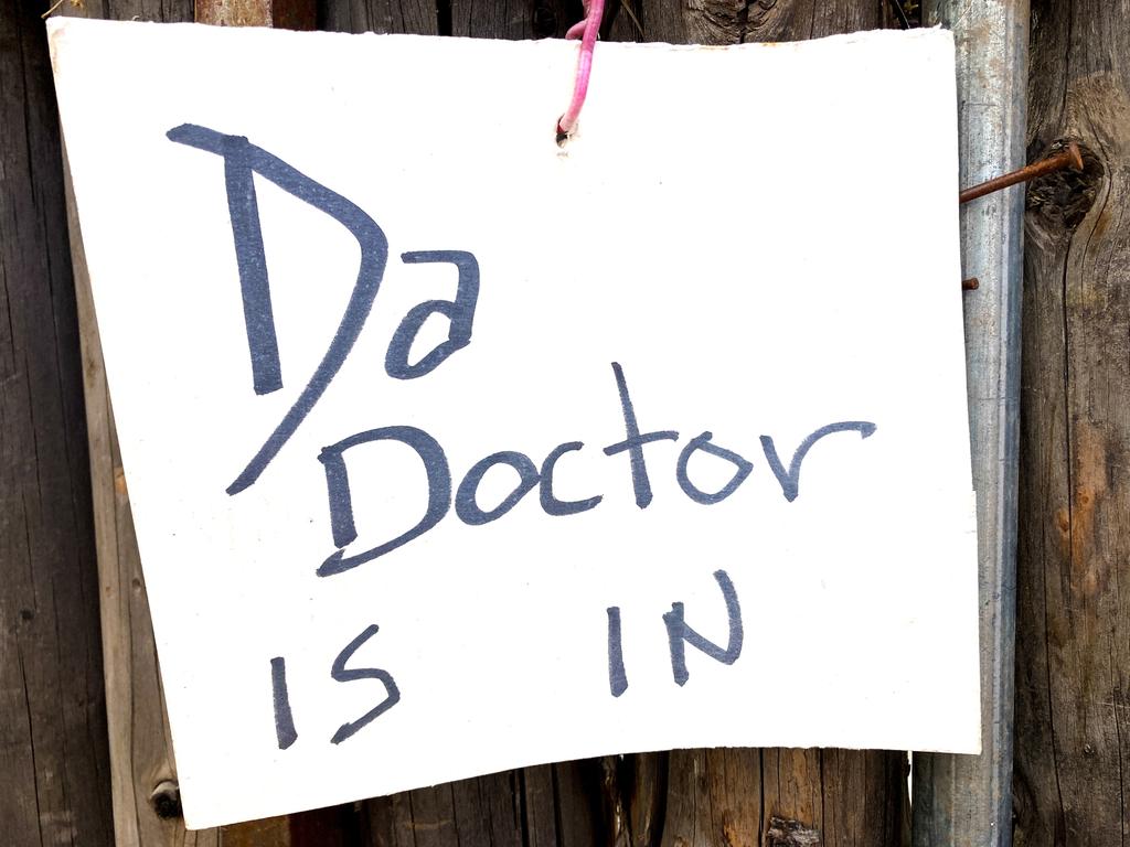 Would you visit a doctor that wrote lyk dis? Picture: iStock