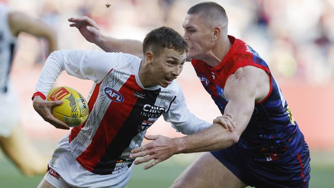 MELBOURNE , AUSTRALIA. May 26 , 2024.  Round 11. Melbourne vs St Kilda at the MCG.   Lance Collard of the Saints unsuccessfully tries to break the tackle of Adam Tomlinson of the Demons during the 1st qtr.     . Pic: Michael Klein