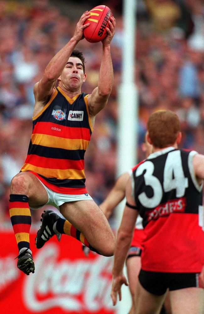 Darren Jarman takes the mark during 1997 AFL grand final.