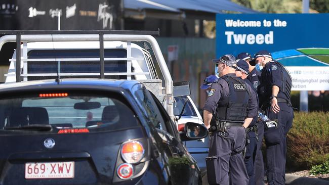 NSW Police officers stop all vehicles entering Tweed Heads from Coolangatta Picture: NCA Newswire / Scott Powick