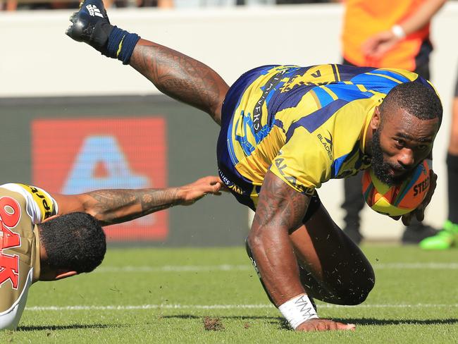 Semi Radradra to evade the tackle of Waqa Blake on day 2 of the Auckland Nines. Picture: Mark Evans