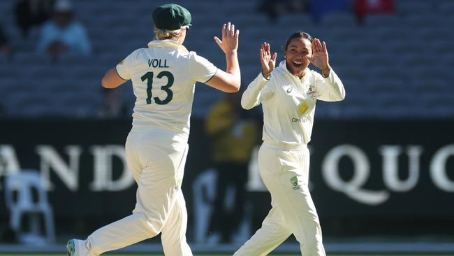 MELBOURNE, AUSTRALIA - JANUARY 30: Alana King of Australia celebrates after taking a catch off her own delivery to dismiss Sophia Dunkley of England during day one of the Women's Ashes Test Match between Australia and England at Melbourne Cricket Ground on January 30, 2025 in Melbourne, Australia. (Photo by Daniel Pockett/Getty Images)