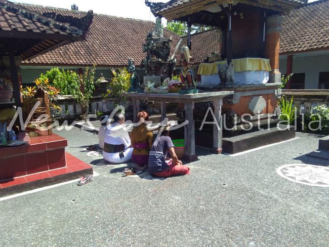 Balinese High Priest Ida Bagus Begawan Wiram Rudra Parama Daksa conducts a Hindu ceremony of farewell for Bali Nine heroin courier Renae Lawrence inside Bali’s Bangli jail. Picture: Supplied