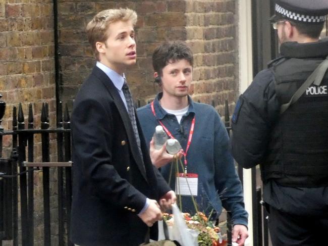 EXCLUSIVE: NO WEB BEFORE 8PM GMT 27TH NOV 2022 - New Star Of 'The Crown' Ed McVey Is The Spitting Image Of Prince William As He Is Spotted On Set For The First Time.Theatre actor Ed was spotted arriving on set in central London for the first time since the casting was announced.He clutched a bag of flowers, perhaps to welcome him to his new role, and was all smiles as he departed the set in a car following a full day of filming.Pictured: Ed McVeyRef: SPL5504239 191122 EXCLUSIVEPicture by: UnBoxPHD / SplashNews.comSplash News and PicturesUSA: +1 310-525-5808London: +44 (0)20 8126 1009Berlin: +49 175 3764 166photodesk@splashnews.comWorld RightsEXCLUSIVE undefined ÃÂ©MEDIA-MODE.COM