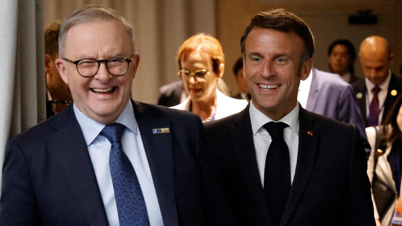 Anthony Albanese (L) won his World Cup bet with French President Emmanuel Macron. (Photo by Ludovic MARIN / AFP)