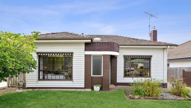 34 Lascelles Ave, Manifold Heights, sold for $852,000 after initially being offered with a price guide above $900,000.