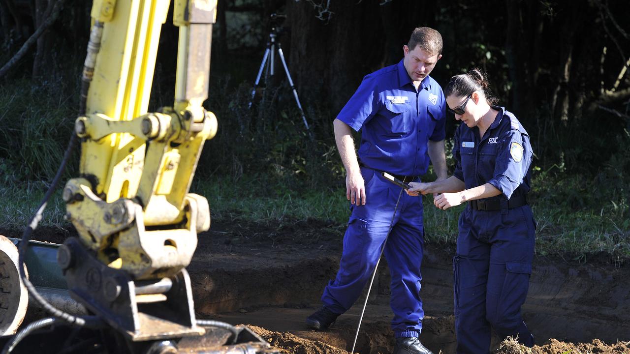 Police search for evidence in relation to Leisl Smith’s disappearance.