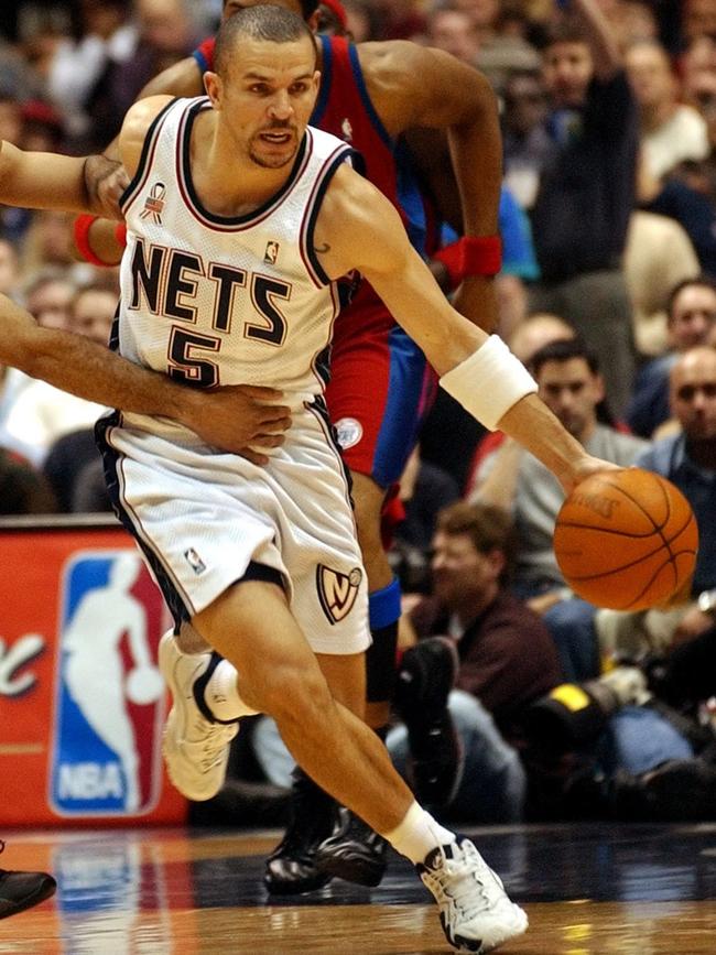 Los Angeles Clippers' Eldridge Recasner (L) attempts to slow down New Jersey Nets' Jason Kidd (5) during the second quarter of NBL game in East Rutherford, New Jersey, 10/01/02. Basketball A/CT