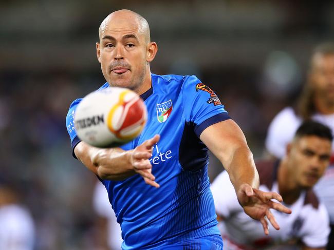 CANBERRA, AUSTRALIA - NOVEMBER 10: Terry Campese of Italy passes during the 2017 Rugby League World Cup match between Fiji and Italy at Canberra Stadium on November 10, 2017 in Canberra, Australia.  (Photo by Mark Nolan/Getty Images)