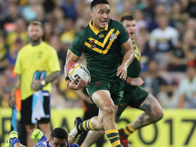 DARWIN, AUSTRALIA - NOVEMBER 17:  Valentine Holmes of Australia runs in to score a try during the 2017 Rugby League World Cup Quarter Final match between Australia and Samoa at Darwin Stadium on November 17, 2017 in Darwin, Australia.  (Photo by Mark Metcalfe/Getty Images)