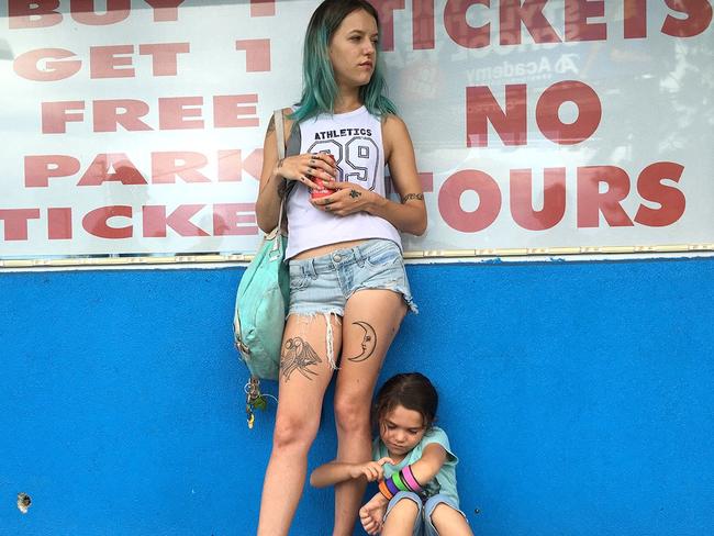 Halley (Bria Vinalte) and Moonee (Brooklynn Prince) in The Florida Project.