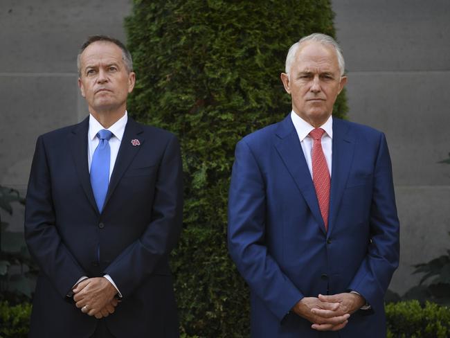 Australian Prime Minister Malcolm Turnbull (right) and Australian Opposition Leader Bill Shorten attend a last post ceremony at the Australian War Memorial in Canberra, Monday, February 5, 2018. (AAP Image/Lukas Coch) NO ARCHIVING