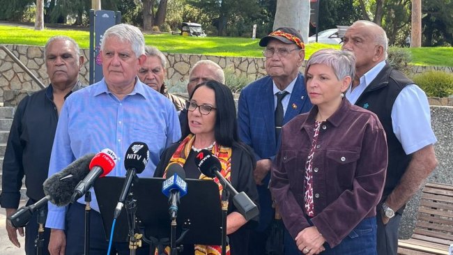 Linda Burney 与 Ken Wyatt 和其他 Voice 支持者在珀斯举行的圆桌会议后发表了讲话。图片：Twitter