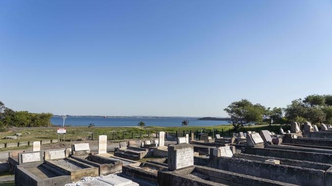 The NSW Government have approved plans to expand the Eastern Suburbs Memorial Park cemetery. (AAP/Image Matthew Vasilescu)