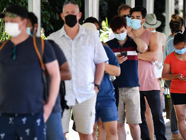 GOLD COAST, AUSTRALIA - NewsWire Photos - DECEMBER 23, 2021. People line up for a Covid test at the Gold Coast University Hospital. Cases in Queensland are still on the rise following the state reaching a first dose vaccination rate of 90 percent yesterday.Picture: NCA NewsWire / Dan Peled