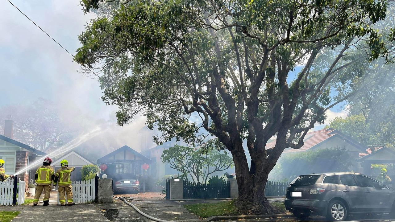 消防人员正在扑灭威洛比的房屋火灾。