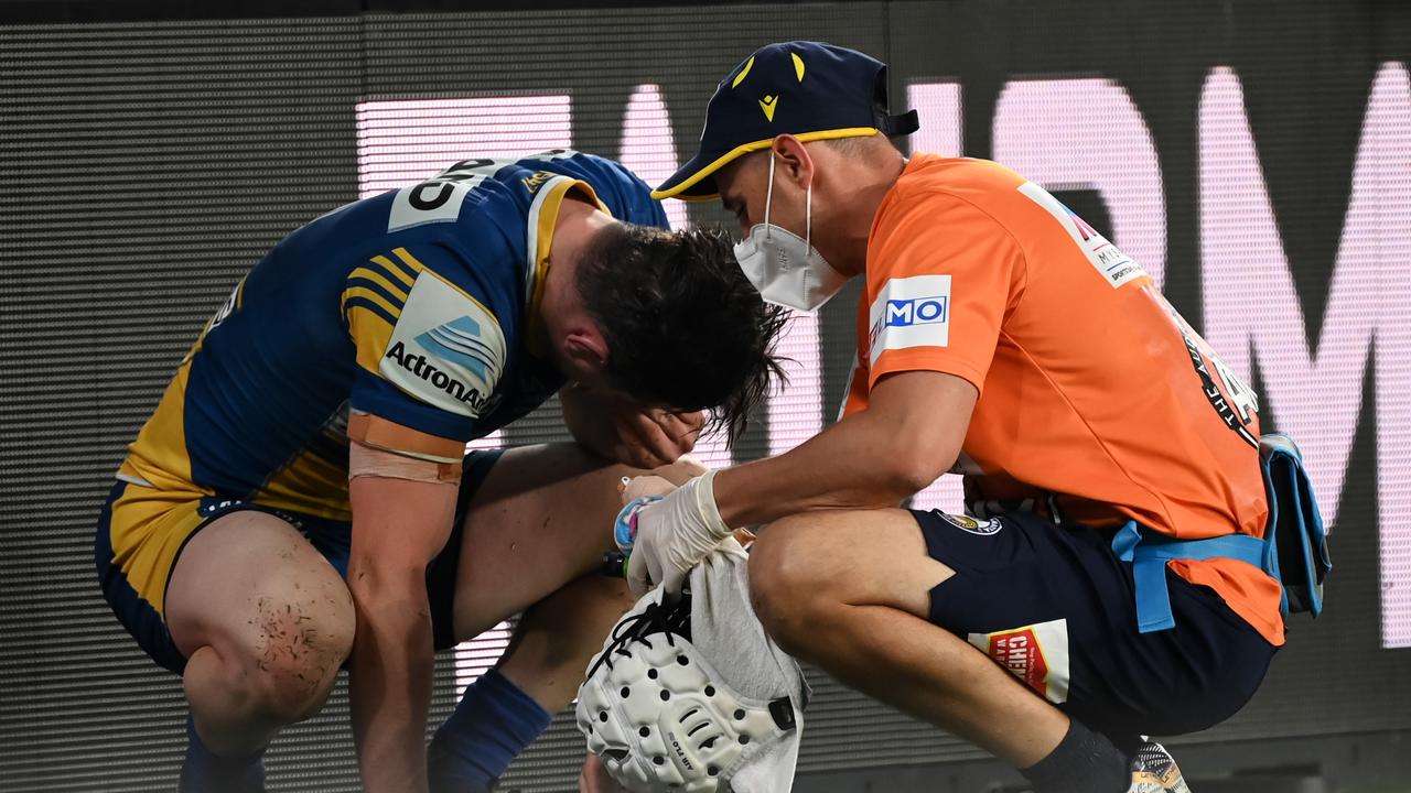 Reed Mahoney goes down with a shoulder injury. NRL Photos