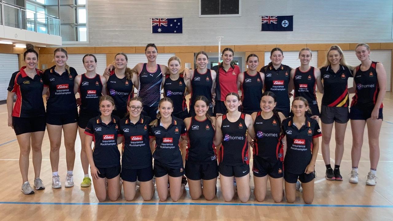 Former Australian Diamonds' star Sharni Norder (back row, fifth from left) with the Rockhampton Grammar School's Magic and Meteors netball teams.