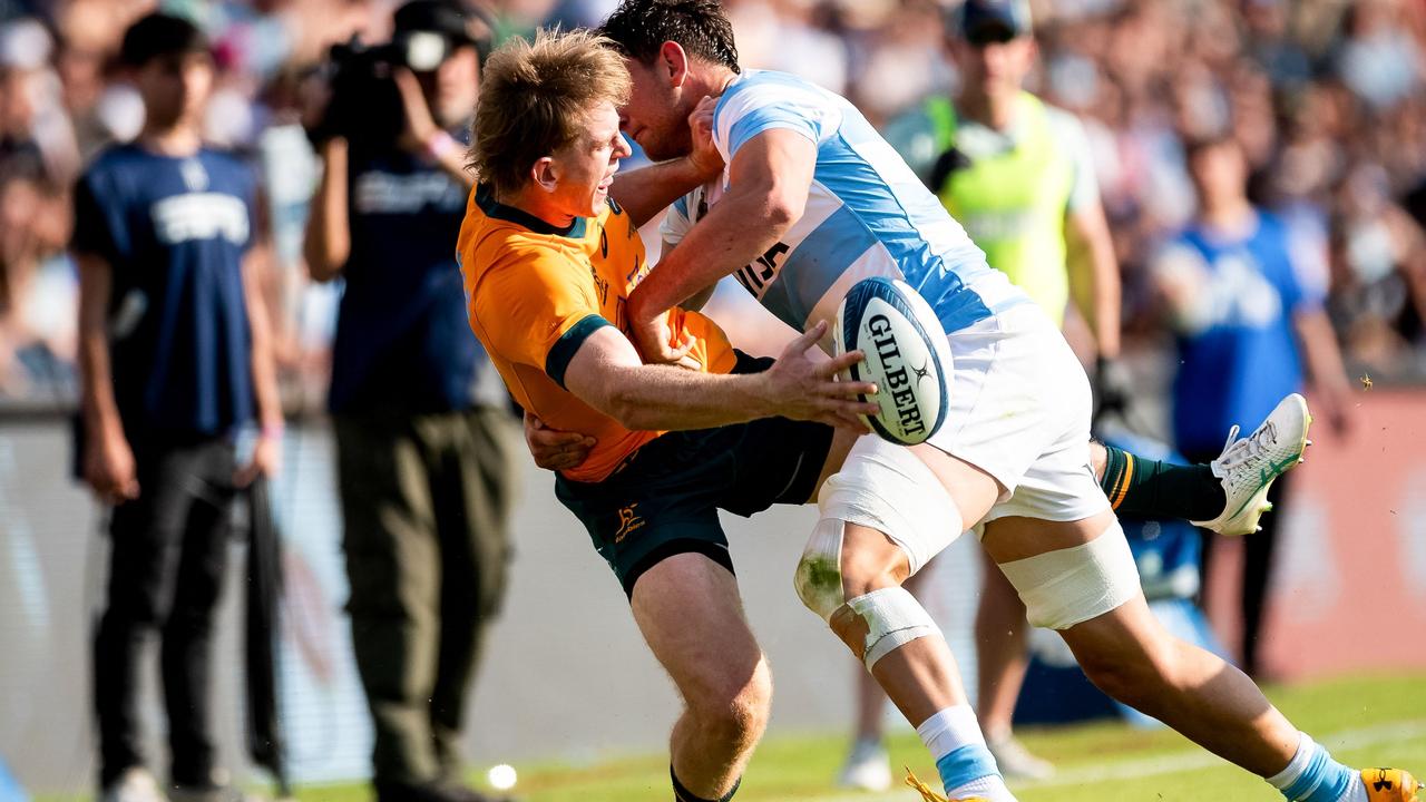 Australia's Wallabies wing Max Jorgensen is tackled by Argentina's Los Pumas number 8 Juan Martin Gonzalez. Photo by GERONIMO URANGA / AFP.