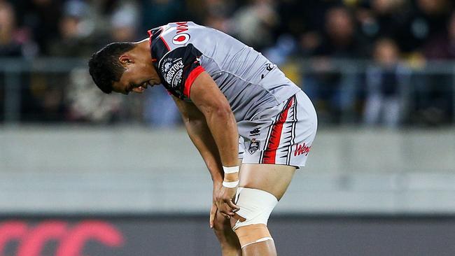 WELLINGTON, NEW ZEALAND - APRIL 16: Roger Tuivasa-Sheck of the Warriors holds his knee after sustaining an injury during the round seven NRL match between the Canterbury Bulldogs and the New Zealand Warriors at Westpac Stadium on April 16, 2016 in Wellington, New Zealand. (Photo by Hagen Hopkins/Getty Images)