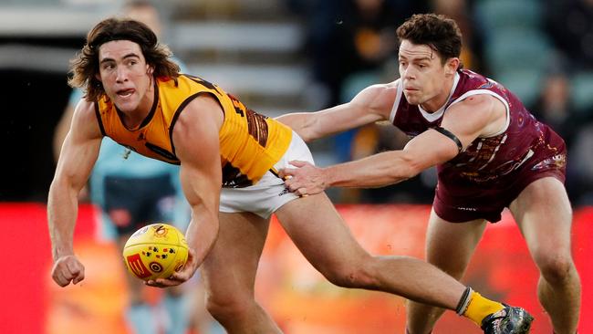 Jai Newcombe gets the better of Lachie Neale. Picture: Dylan Burns/AFL Photos via Getty Images