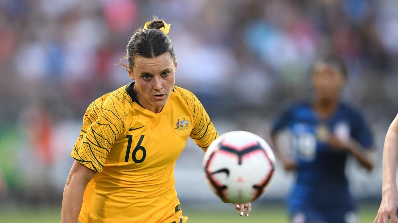 Australia's Hayley Raso (L) fights for the ball against the USA during the 2018 Tournament of Nations.