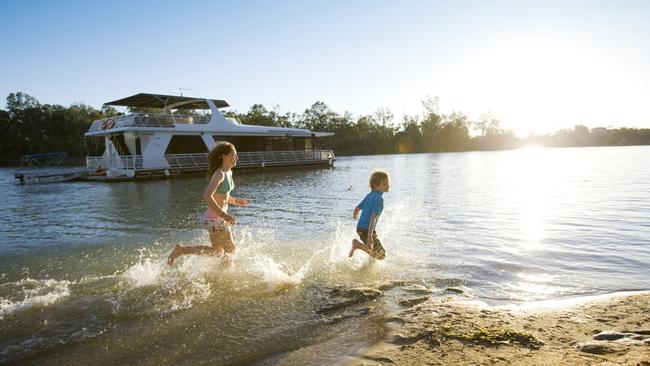 Children play by the banks of the Murray River at Mildura. Image: Robert Blackburn