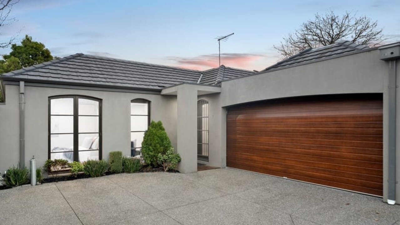 The unit is a short walk to shops, a train station, Toorak and Camberwell roads and Camberwell Junction.