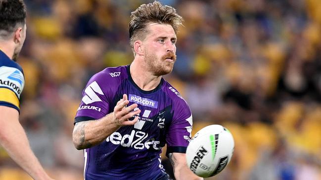 BRISBANE, AUSTRALIA - OCTOBER 03: Cameron Munster of the Storm passes the ball during the NRL Qualifying Final match between the Melbourne Storm and the Parramatta Eels at Suncorp Stadium on October 03, 2020 in Brisbane, Australia. (Photo by Bradley Kanaris/Getty Images)