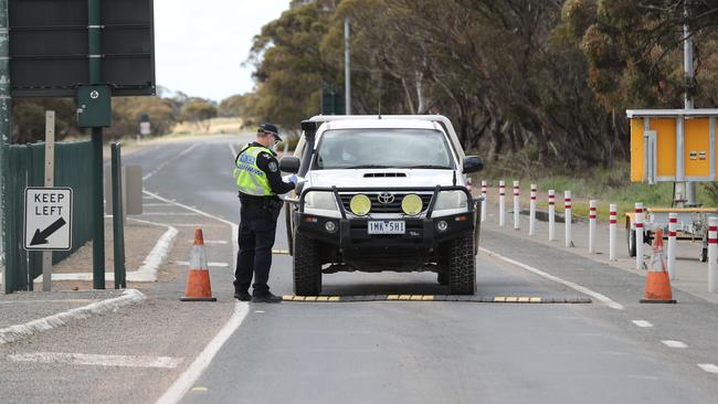 Police checks at the border near Pinnaroo. Picture: Tait Schmaal