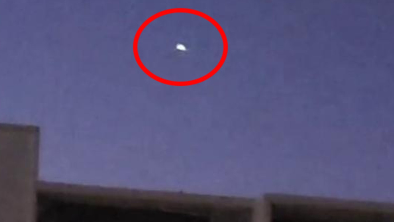 UAP or UFO filmed as strange light flies over Sydney’s west WATCH the