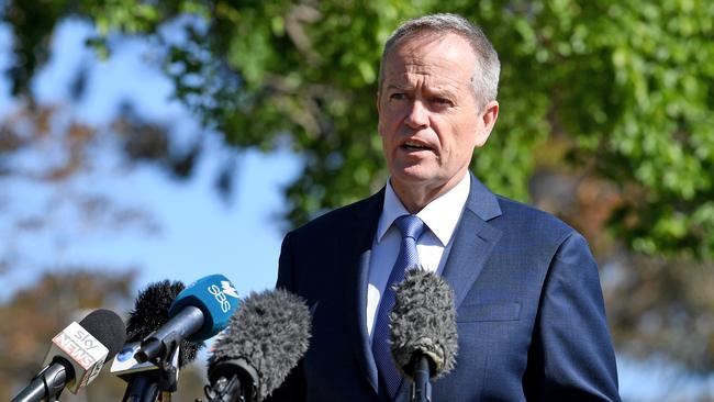 Bill Shorten says he will meet with Malcolm Turnbull over the prime minister's plan for all MPs to disclose whether they are dual citizens. Picture: AAP