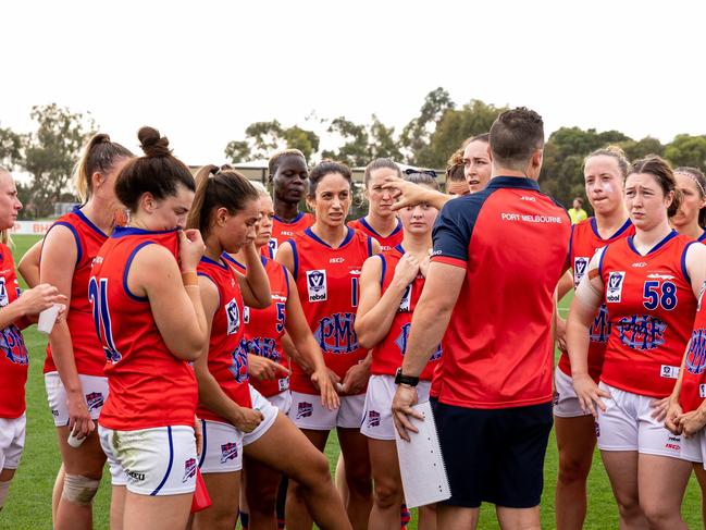 Lachie Harris at the Port Melbourne huddle during last Saturday’s practice match. Pic: Peter Bratsukins, Port Melbourne FC.