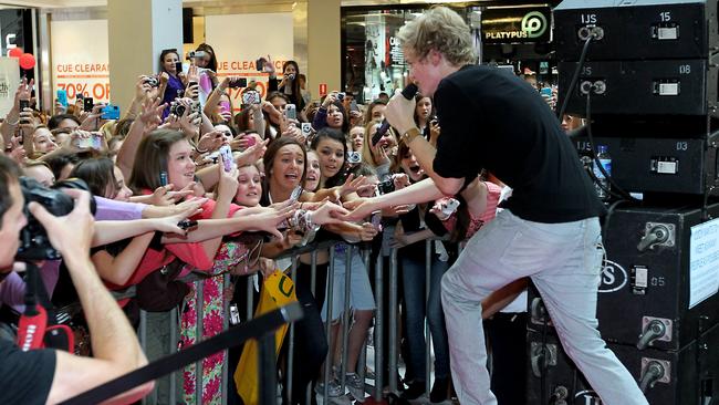 Simpson performing to 2500 screaming fans.