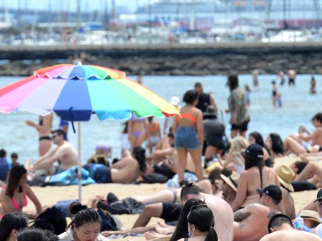 People enjoying the warm weather on Tuesday. Picture: NCA NewsWire / Andrew Henshaw