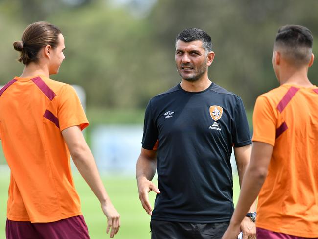 Brisbane Roar coach John Aloisi (centre) is seen during a Brisbane Roar training session at Logan Metro Sports Park in Logan City, Friday, October 19, 2018. Brisbane Roar will take on the Central Coast Mariners in their Round one A-League clash on Sunday at Suncorp Stadium. (AAP Image/Darren England) NO ARCHIVING