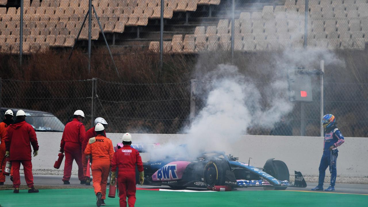 Fernando Alonso d'Alpine F1 regarde après s'être arrêté sur la piste.  (Photo de Rudy Carezzevoli/Getty Images)