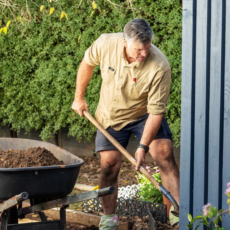 If your shovel hasn’t been used in a while, it’s a good idea to oil the shovel handle.