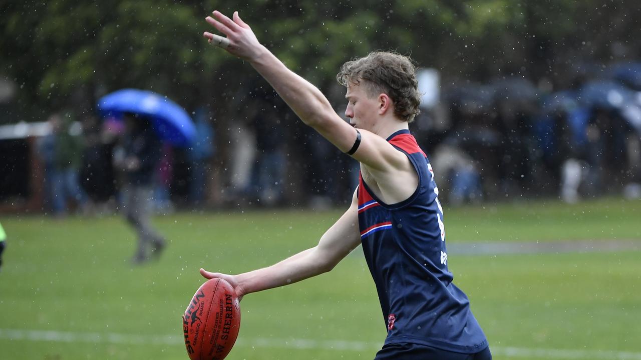 Bailey McKenzie shoots for goal. Photo: Andrew Batsch