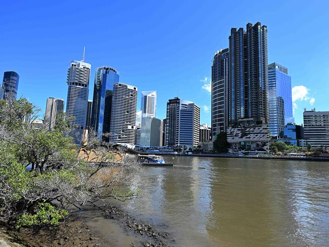 19/4/2024 : Brisbane skyline from the Wilson Outlook and Kangaroo Point. pic: Lyndon Mechielsen/Courier Mail