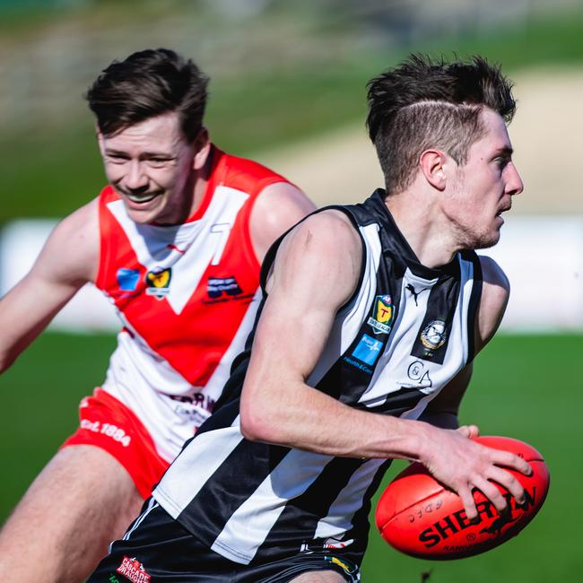 Magpie Adam Roberts with the ball. Picture: SOLSTICE DIGITAL