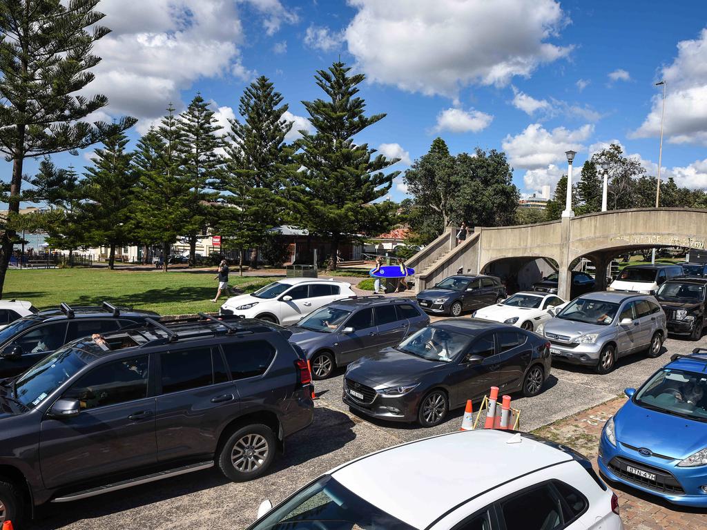 Members of the public and health workers at a pop up Covid testing clinic at Bondi Beach. Picture: NCA NewsWire / Flavio Brancaleone