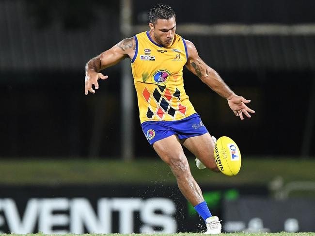 Josh Cubillo goes short for Wanderers. Picture: Felicity Elliott AFLNT/Media