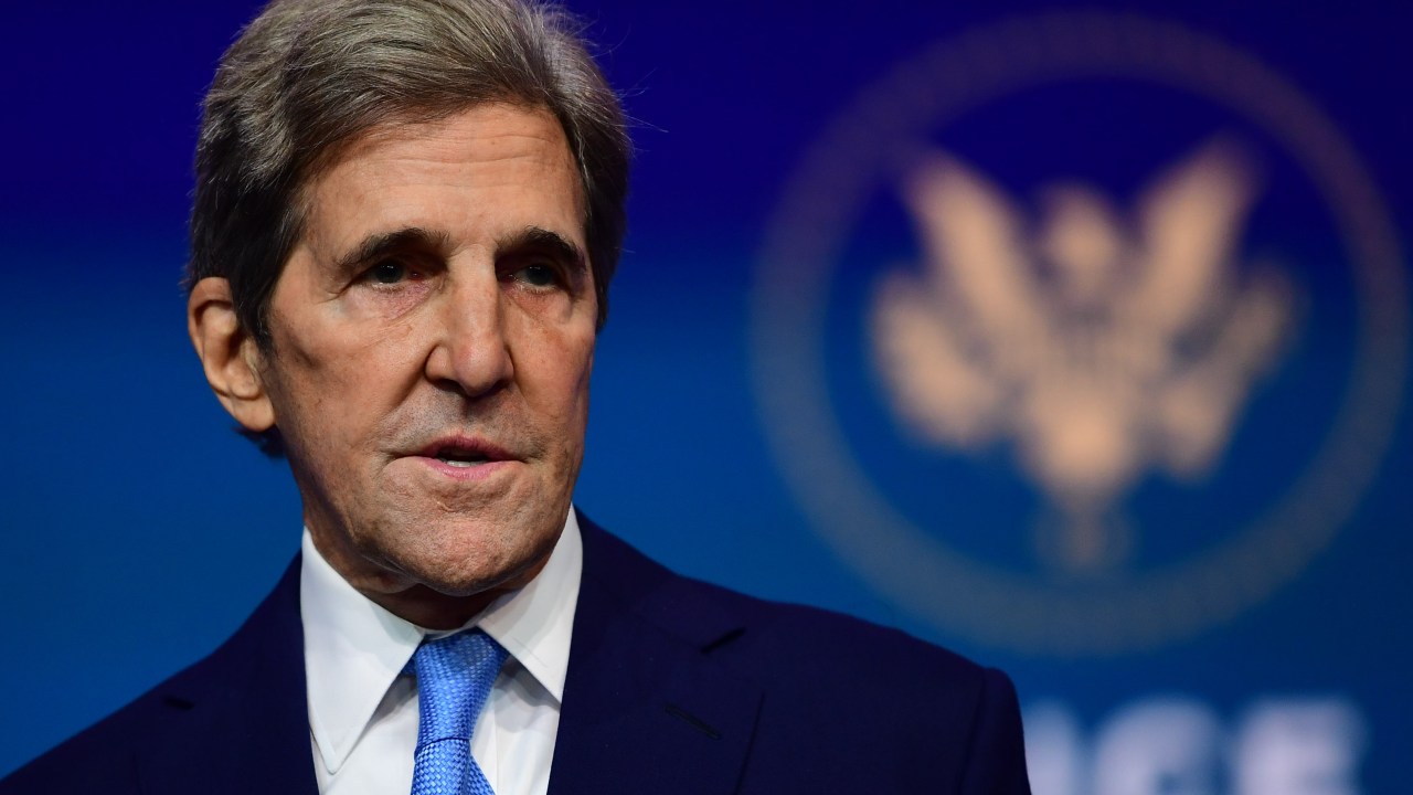 Lo zar del clima John Kerry esplode di fronte al problema dell’impronta di carbonio